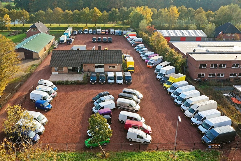 Mercedes bestelwagen op het terrein voor verkoop