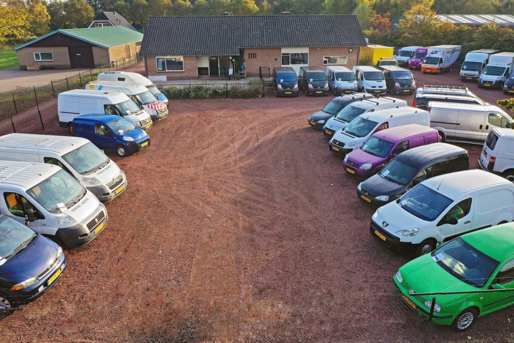 Parkeerplaats met meerdere bestelwagens