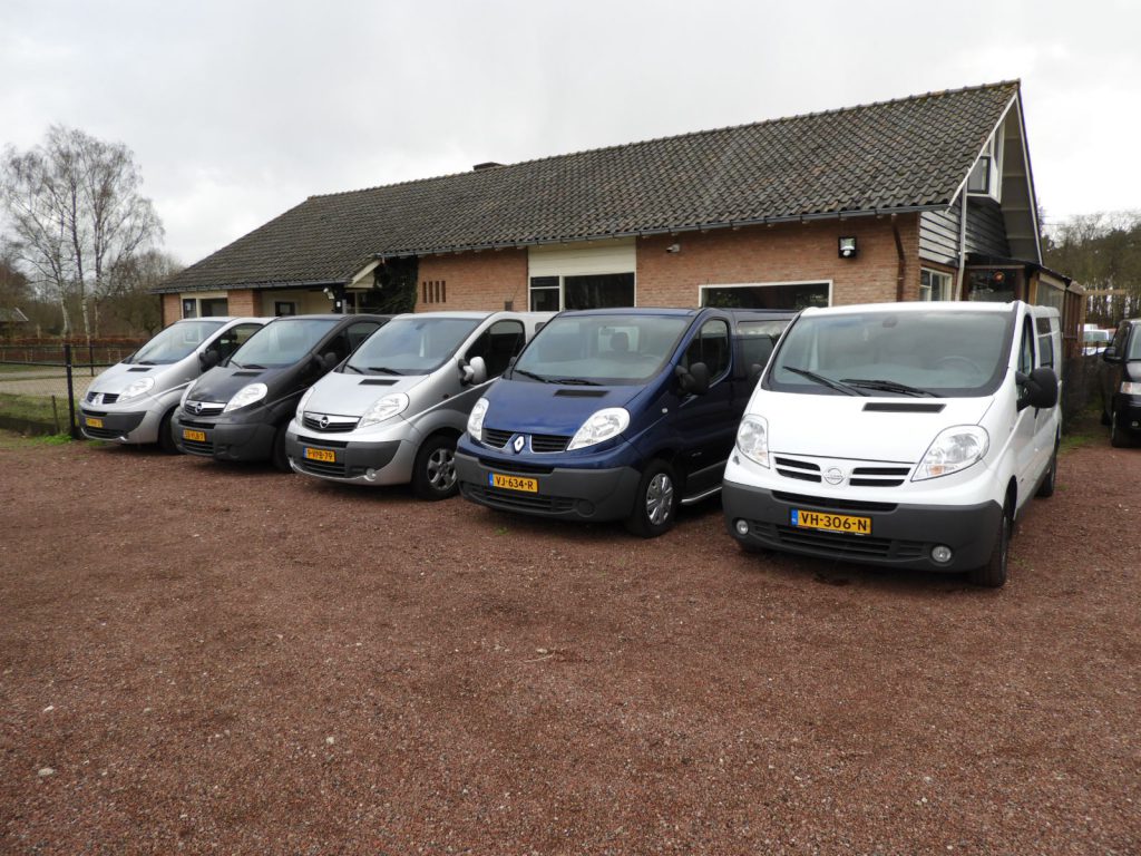Meerdere bestelwagens op een rij op een parkeerplaats