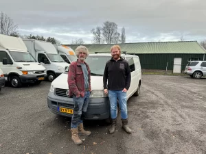 Wanneer je besluit je bus te verkopen, is een goede voorbereiding van groot belang. Door vooraf zorgvuldig te werk te gaan, kun je een betere prijs krijgen en het verkoopproces een stuk sneller en soepeler laten verlopen. Hieronder vind je een stap-voor-stap gids om je bus klaar te maken voor verkoop. Maak je bus goed schoon Een goed bijgehouden bus maakt direct een fijne indruk op potentiële kopers. Het is verstandig om zowel de buitenkant als het interieur goed schoon te maken. Was de bus van buiten en van binnen, poets de velgen en stofzuig de binnenkant en ruimte achterin. Zo weet je zeker dat het daar niet aan ligt als kopers afhaken. Check de technische staat van je bus Naast het uiterlijk is de technische conditie van je bus belangrijk. Controleer vloeistoffen zoals olie, rem- en koelvloeistof, en kijk of de banden op de juiste spanning zijn opgepompt. Ook kleine onzuiverheden op de lak kun je er vaak zelf nog goed uitpoetsen. Dit geeft vertrouwen dat je je bedrijfswagen tijdens jouw bezit goed hebt (laten) onderhouden. Documentatie verzorgen Zorg dat je alle belangrijke papieren die je in bezit hebt, bij de hand hebt, zoals het onderhoudsboekje, facturen van uitgevoerde reparaties en APK documentatie. Het in het bezit hebben van deze papieren zorgt voor een betrouwbaar voorkomen richting geïnteresseerde kopers. Verkoopstrategie en afhandeling verkoop Welke weg je kiest voor je bus verkopen hangt af van je eigen voorkeur. Het particulier verkopen van een bus kan een hogere opbrengst opleveren, maar kost vaak meer tijd en moeite om bezichtigingen en onderhandelingen te regelen, ook moet je daarvoor thuis blijven of meerijden tijdens een proefrit. Verkoop via een gespecialiseerde opkoper of handelaar verloopt doorgaans sneller en zonder veel gedoe, maar levert vaak minder geld op. Een andere optie is inruilen bij een dealer, wat gemak biedt maar meestal tegen een lagere verkoopprijs. Welke optie je ook kiest, het is belangrijk om het proces veilig en correct af te handelen om later gedoe te voorkomen. Een koopcontract legt alle afspraken vast, van de staat van de bus tot de overeengekomen prijs en de datum van overdracht. Zodra de verkoop is afgerond, moet je ervoor zorgen dat je niet langer financieel of juridisch verantwoordelijk bent, afstand doen van je voertuig en de verzekering op de bus stop zetten. Zo weet je zeker dat de verkoop van je bus op de juiste manier is uitgevoerd, zonder verder gedoe.